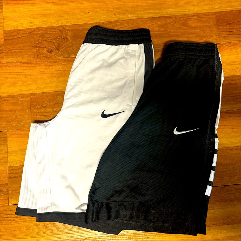 Nike boys basketball shorts. Excellent like new condition!